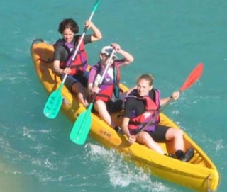  Baja por los rápidos en una balsa en canoa. 